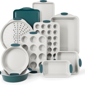 10 piece bakeware set including muffin tin, cookie sheets and more.